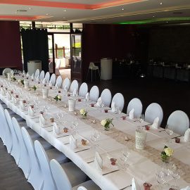 Quadratische Tische, flexibel in Länge und Breite