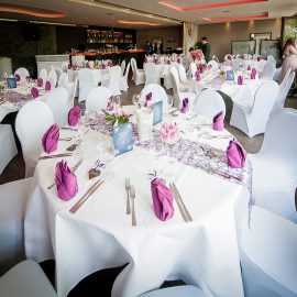 Runde Tische (Stühle mit Hussen ohne Farbband)